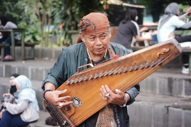 Ilustrasi Alat Musik Sasando Dimainkan dengan Cara, Foto: Unsplash/Eki Marhaban