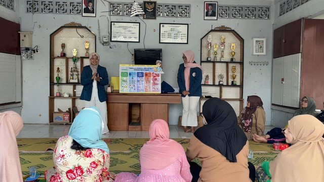 Mahasiswa D-III Keperawatan Fakultas Vokasi Universitas Airlangga menjelaskan arti simbol dan penggolongan obat kepada ibu-ibu PKK di Kabupaten Gresik. (Dok. Pribadi)