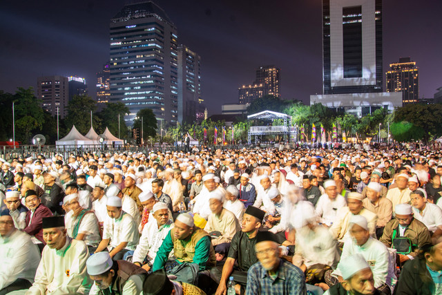 Umat Islam menghadiri Haul Akbar Ulama dan Habaib Betawi di Plaza Selatan Monas, Jakarta, Jumat (19/6/2026). Foto: ANTARA FOTO/Ahmad Naufal Oktavian