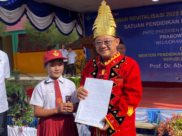 Mendikdasmen, Abdul Mu'ti Terima "Surat Cinta Untuk Pak Presiden" dari Siswi SDN 077279 Siofabanua, Nasya Losefa Zega, Jumat (19/6/2026). Foto: Aditya Nugraha/kumparan