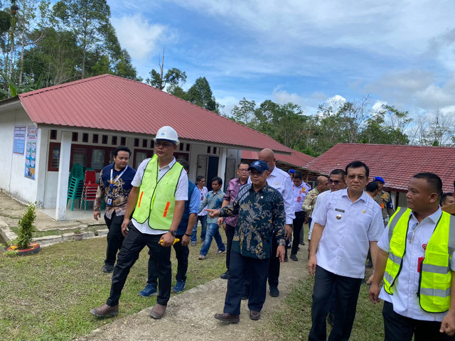 Mendikdasmen, Abdul Mu'ti Meninjau ketika di SMPN 3 Sitolu Ori, Kabupaten Nias Utara, Provinsi Sumatera Utara, Jumat (19/6/2026). Foto: Aditya Nugraha/kumparan