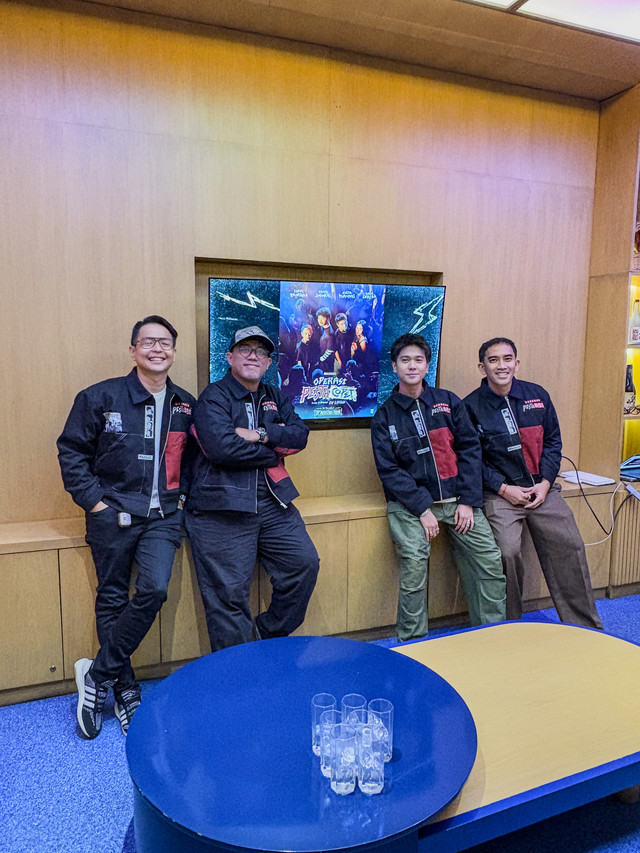 Iqbaal Ramadhan bersama produser dan sutradara film Operasi Pesta Copet di Melawai, Jakarta Selatan, Jumat (19/6/2026). Foto: Vincentius Mario/kumparan
