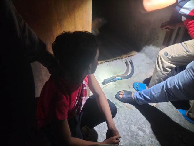 Polsek Cilincing mengamankan pelaku duel satu lawan satu yang menewaskan seorang pelajar di Jakarta Utara karena dipicu tindakan saling ejek di media sosial, (19/6/2026). Foto: Dok. Istimewa