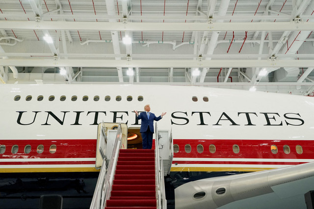 Presiden AS Donald Trump memberi isyarat saat ia meninjau pesawat VC-25B yang dihadiahkan oleh Qatar yang akan digunakan sebagai Air Force One, di Pangkalan Gabungan Andrews, Maryland, AS, Jumat (19/6/2026). Foto: Elizabeth Frantz/REUTERS