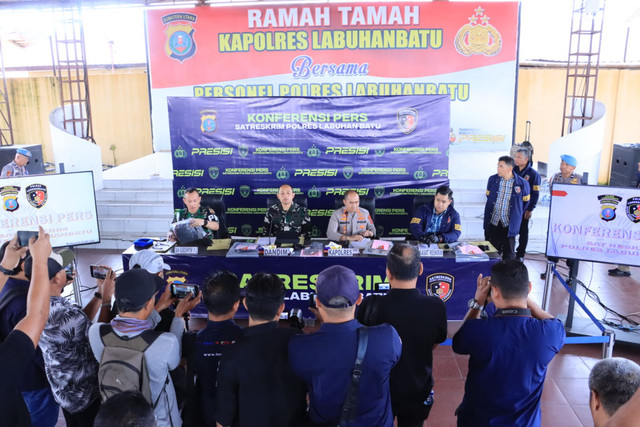 Kapolres Labuhanbatu bersama Dandim 0209 melakukan konferensi pers pengungkapan kasus penganiayaan di PT Agrinas Palma Nusantara, Labura, Sabtu (20/6/2026). Foto: Dok. Polres Labuhanbatu