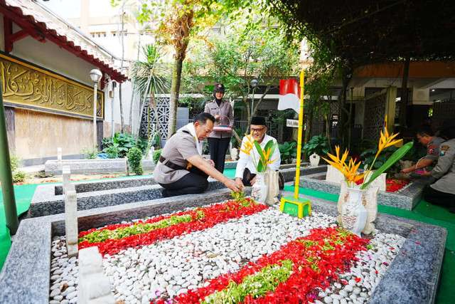 Kapolri Jenderal Listyo Sigit Prabowo melakukan ziarah ke makam Presiden ke-4 RI, KH Abdurrahman Wahid (Gus Dur), di Pondok Pesantren Tebuireng, Jombang, Jawa Timur, Sabtu (20/6/2026). Foto: Dok. Istimewa
