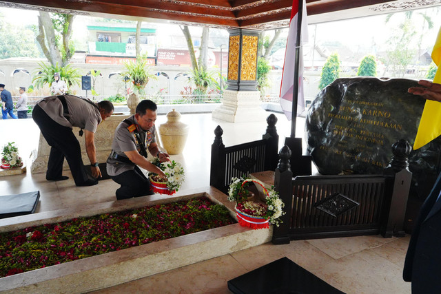 Kapolri Jenderal Listyo Sigit Prabowo melakukan ziarah ke pusara Proklamator sekaligus Presiden pertama RI, Ir. Soekarno (Bung Karno), di Blitar, Jawa Timur, Sabtu (20/6). Foto: Dok. Istimewa