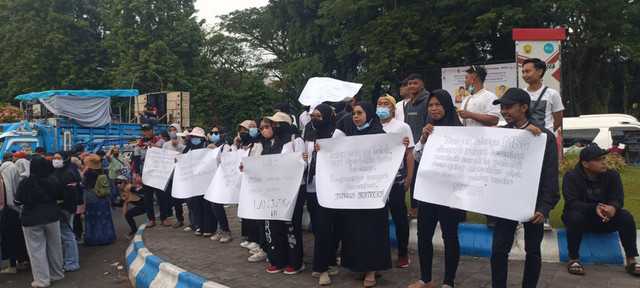 Sejumlah massa aksi melakukan unjuk rasa mendukung program makan bergizi gratis (MBG) di Kabupaten Jember, Jawa Timur, Sabtu (20/6/2026). Foto: kumparan