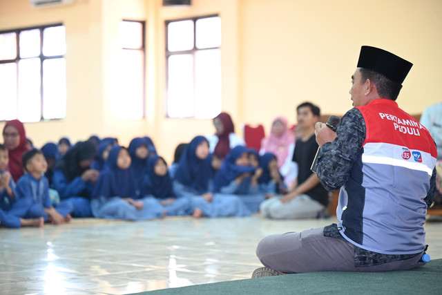 Pertamina melalui program Pertamina Berkah bagikan santunan untuk anak yatim, duafa, dan penyandang disabilitas di berbagai daerah Indonesia pada Jumat (19/6). Foto: Dok. Pertamina