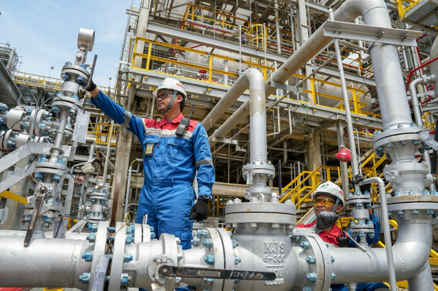 Pekerja Pertamina saat memeriksa jaringan pipa BBM. Foto: Dok. Pertamina
