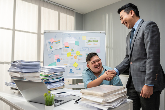 Ilustrasi pekerja outsourcing. Foto: Hananeko_Studio/Shutterstock