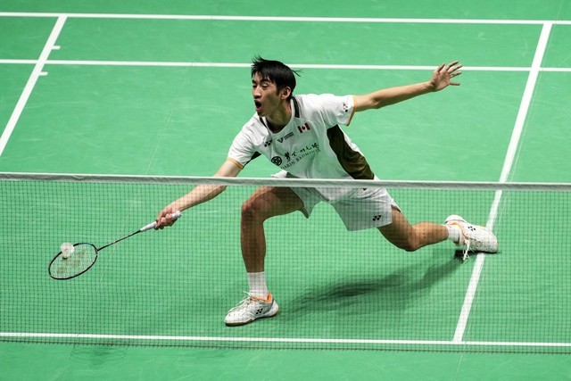 Victor Lai dari Kanada mengembalikan kok kepada Loh Kean Yew dari Singapura selama pertandingan tunggal putra mereka di Kejuaraan Dunia Bulu Tangkis BWF di Adidas Arena di Paris, pada (29/8/2025). Foto: Dimitar Dilkoff/AFP