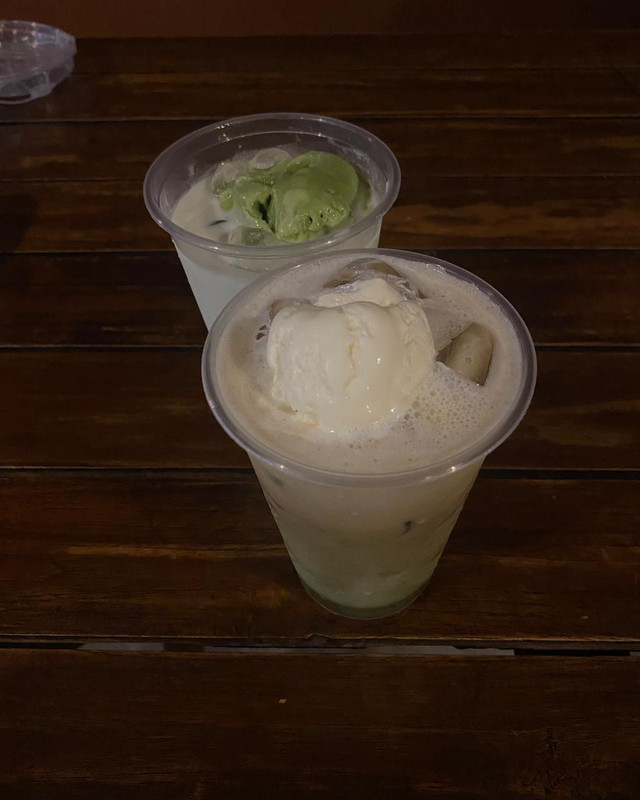 Segelas matcha latte yang memadukan bubuk teh hijau khas Jepang dengan susu, menjadi salah satu minuman yang semakin populer di kalangan pecinta kopi dan teh. Foto: Dokumen Pribadi.