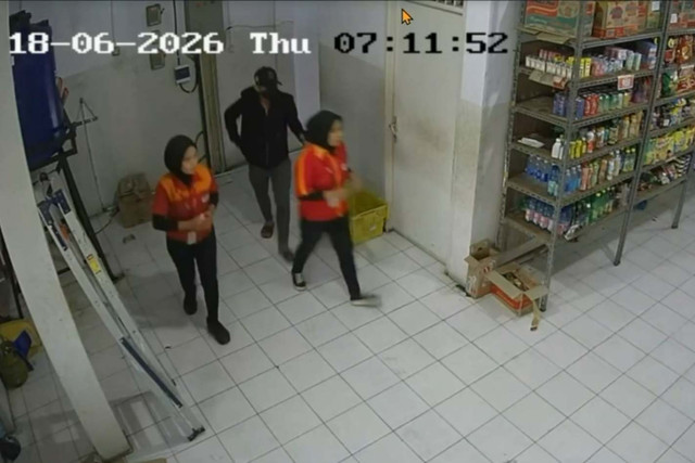 Rekaman CCTV saat pencuri masuk ke mini market di Kota Bekasi. Foto: Dok. Istimewa