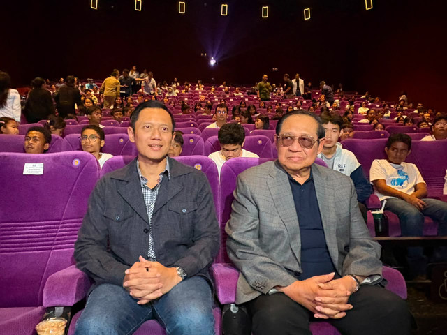 Presiden RI ke-6 Susilo Bambang Yudhoyono dan Menko Bidang Infrastruktur dan Pembangunan Kewilayahan Agus Harimurti Yudhoyono tiba dalam acara "Nonton Bareng Kuda Biru Project bersama Panti Asuhan" di XXI Plaza Senayan Jakarta, Sabtu (20/6/2026). Foto: Kevin Daniel/kumparan