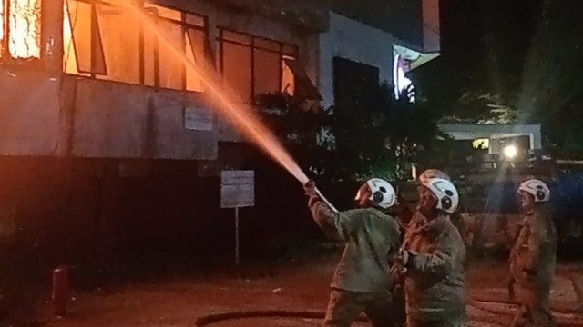 Tiga ruko di Jalan Puri Anjasmoro, Kecamatan Semarang Barat, Kota Semarang, Jawa Tengah terbakar pada Jumat (19/6/2026) malam. Foto: Dok. Istimewa