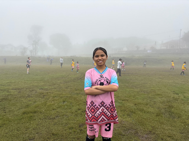 Juneti, peserta Girls Football 3.0 yang sedang mengikuti sesi coaching clinic bersama pemain Hamburger SV di Timor Tengah Selatan (TTS), Nusa Tenggara Timur (NTT), Selasa (16/6). Foto: Antika Fahira/kumparanBOLANITA