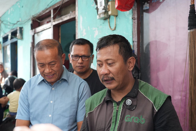 Sudinhub Jakarta Timur mendatangi kediaman pengemudi ojol yang memohon motornya tak diangkut. Foto: Dok. Dishub DKI Jakarta