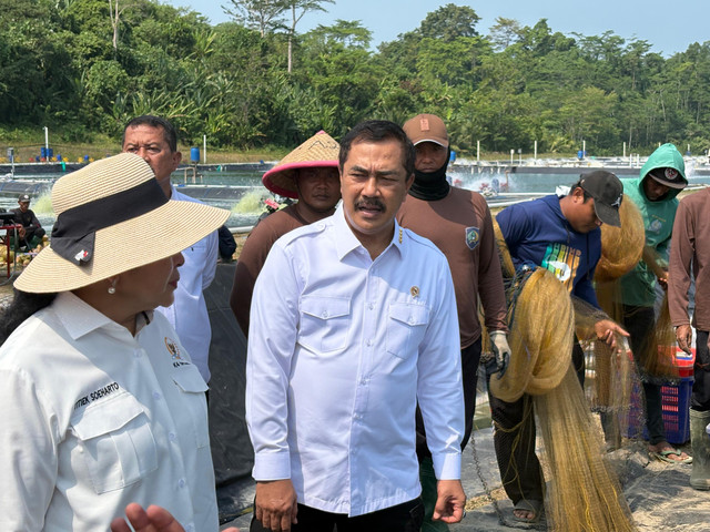 Ketua Komisi IV DPR RI, Titiek Soeharto dan Menteri Imipas, Agus Andrianto saat meninjau budidaya udang vaname oleh narapidana di Pulau Nusakambangan, Cilacap, Jawa Tengah, Sabtu (20/6/2026). Foto: Ryan Iqbal/kumparan
