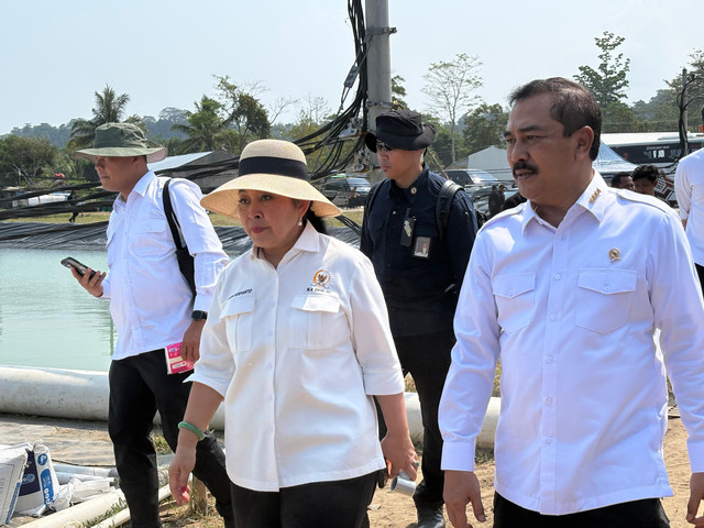 Ketua Komisi IV DPR RI, Titiek Soeharto dan Menteri Imipas, Agus Andrianto saat meninjau budidaya udang vaname oleh narapidana di Pulau Nusakambangan, Cilacap, Jawa Tengah, Sabtu (20/6/2026). Foto: Ryan Iqbal/kumparan