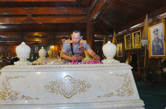 Usai Soekarno dan Gus Dur, Kapolri Ziarah Tabur Bunga ke Makam Soeharto. Foto: Dok. Divhumas Polri