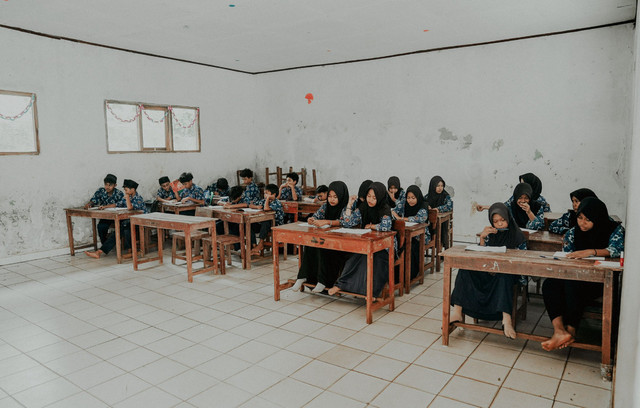 Ilustrasi kegiatan pembelajaran di dalam kelas. Sumber: https://www.pexels.com/id-id/foto/siswa-belajar-di-kelas-di-indonesia-35548840/