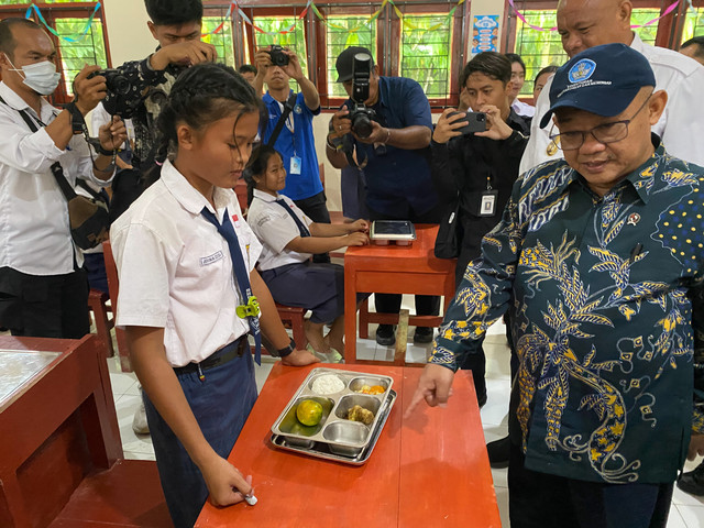 Mendikdasmen, Abdul Mu'ti, meninjau pelaksanaan Program Makan Bergizi Gratis (MBG), pembelajaran digital, serta kondisi sarana dan prasarana di SMPN 1 Sitolu Ori, Kabupaten Nias Utara, Sumatera Utara, Jumat (19/6/2026). Foto: Aditya Nugraha/kumparan