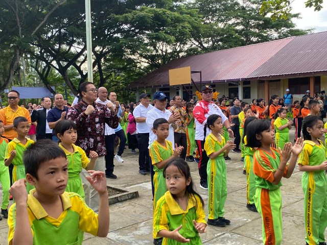 Mendikdasmen, Abdul Mu'ti, meninjau pelaksanaan Program Makan Bergizi Gratis (MBG), pembelajaran digital, serta kondisi sarana dan prasarana di SMPN 2 Dharma Caraka, Gunungsitoli Selatan, Sumatera Utara, Sabtu (20/6/2026). Foto: Aditya Nugraha/kumparan