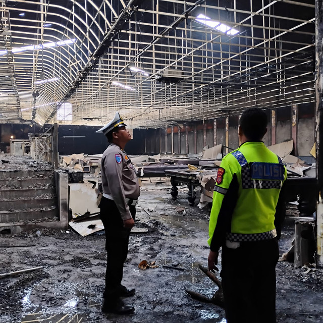 Petugas mengecek lokasi kebakaran di Habit Pool and Lounge di Kabupaten Sleman, DIY pada Sabtu (20/6/2026) dini hari. Foto: Dok. Polresta Sleman