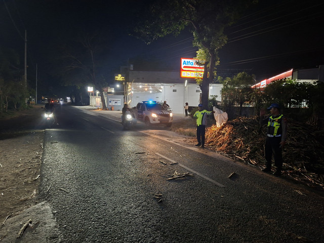 Kecelakaan melibatkan truk dan tiga pesepeda motor terjadi di Jalan Pati-Tayu, Kabupaten Pati, Jawa Tengah pada Sabtu (20/6) sore. Foto: Dok. Istimewa