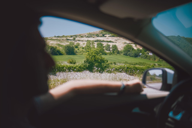 Ilustrasi berkendara santai dengan pemandangan pedesaan yang indah melalui jendela mobil pada hari yang cerah.Foto: Abdullah Öğük / Pexels