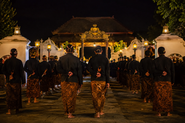 Prosesi Malam Satu Suro berlangsung khidmat dalam suasana hening yang mencerminkan nilai spiritual dan tradisi budaya Jawa. Foto: Generated by AI