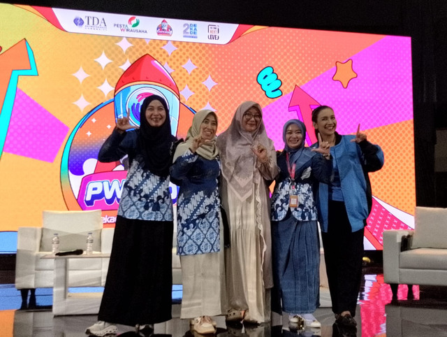 Artis Syahnaz Haque (paling kanan) usai sesi Womenpreneur di acara PWN TDA 2026. foto/gatot/tda