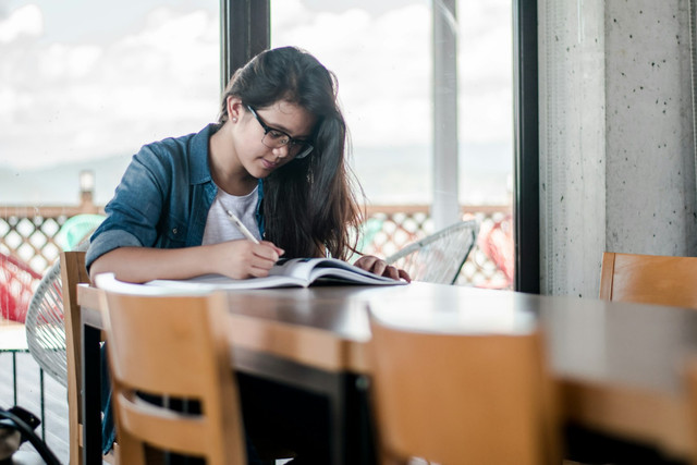 Ilustrasi multitasking dan fokus. Foto Unsplash.