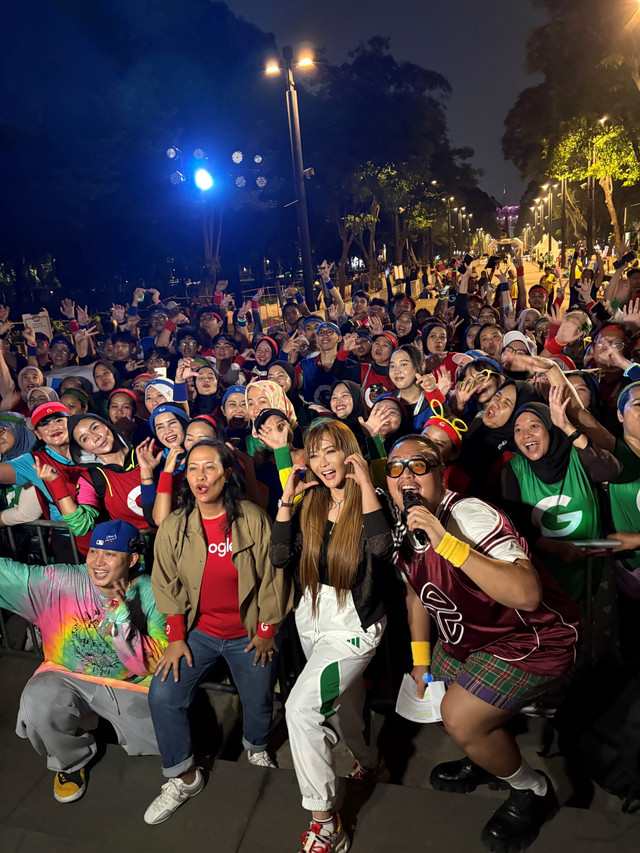 Penyanyi dangdut Inul Daratista dan Country Manager Marketing Google Indonesia Muriel Makarim (Kiri) di acara Geal Geol Google yang digelar di Plaza Sudirman, GBK Jakarta, Jumat (19/6/2026). Foto: Gitario Vista Inasis/kumparan