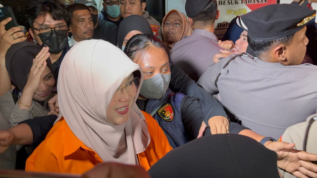 Dr .Tifa saat berbaju tahanan saat mau dibawa ke RS. Polri untuk dilakukan pemeriksaan kesehatan, Jumat (19/6). Foto: Rayyan Farhansyah/kumparan
