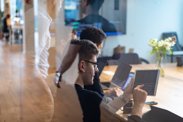 ilustrasi dalam sistem kerja fleksibel, penggunaan dashboard monitoring kinerja dianggap penting karena... Unsplash/Redmind Studio