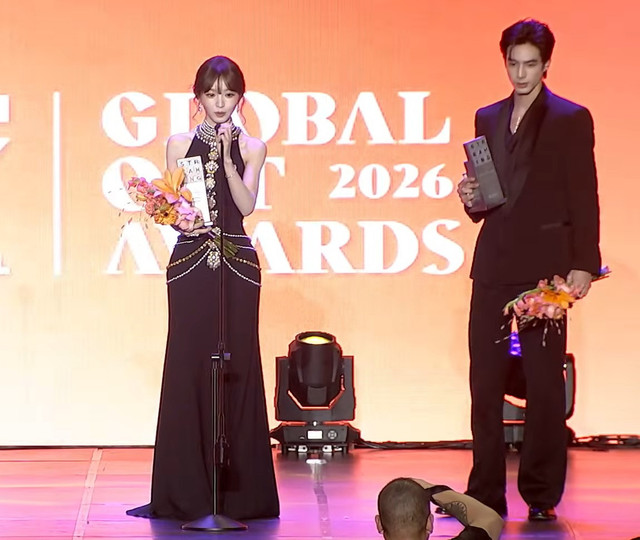 Tian Xiwei dan Song Weilong di Global OTT Awards 2026. Foto: YouTube KISF