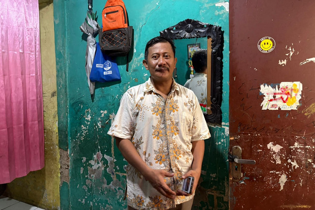 Sulis Agung Wibowo saat ditemui di rumahnya di Cakung, Jakarta Timur, Minggu (21/6/2026). Foto: Rayyan Farhansyah/kumparan
