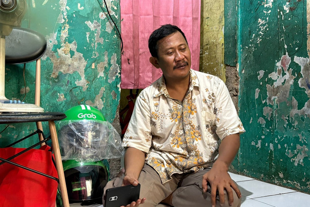 Sulis Agung Wibowo saat ditemui di rumahnya di Cakung, Jakarta Timur, Minggu (21/6/2026). Foto: Rayyan Farhansyah/kumparan