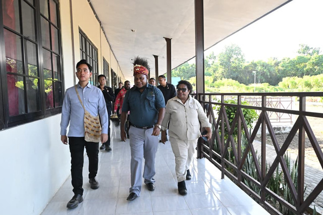 Wamendagri Ribka Haluk mendampingi Wakil Presiden Gibran Rakabuming dalam kunjungan kerja ke Papua Barat, Sabtu (20/6/2026). Foto: Kemendagri RI