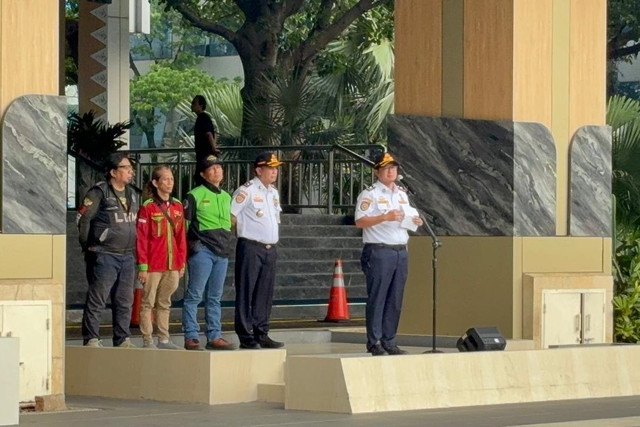 Kepala Dinas Perhubungan DKI Jakarta Budi Awaluddin memberikan pengarahan kepada Petugas Dinas Perhubungan di Balai Kota DKI Jakarta, Minggu (21/6/2026). Foto: Nauval Pratama/kumparan