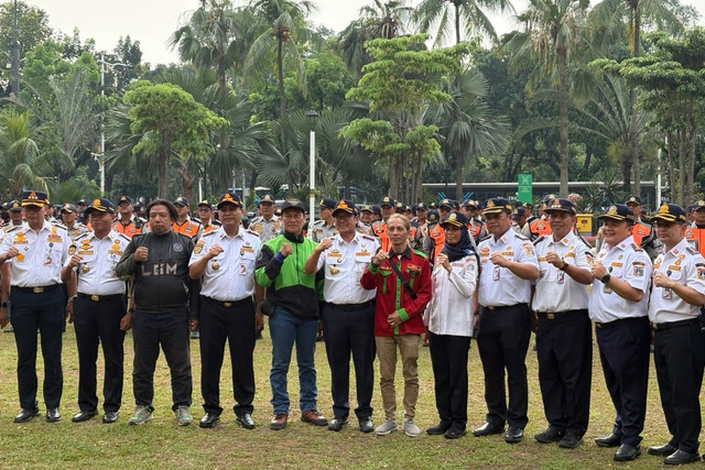 Apel pengarahan oleh Kepala Dinas Perhubungan DKI Jakarta Budi Awaluddin kepada Petugas Dinas Perhubungan di Balai Kota DKI Jakarta, Minggu (21/6/2026). Foto: Nauval Pratama/kumparan