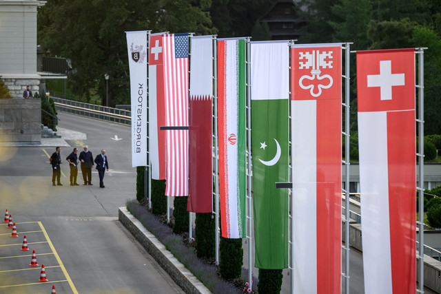 Bendera Swiss, Amerika Serikat, Qatar, Pakistan, dan kanton lokal Swiss Nidwalden di kompleks hotel mewah Burgenstock, Swiss, Minggu (21/6/2026). Foto: Fabrice COFFRINI / AFP