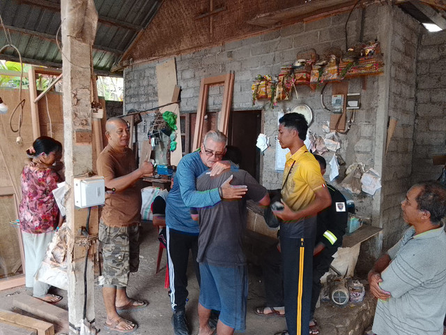 WN asal Miami, Amerika Serikat, Victor Miguel (63) saat bertemu dengan pelaku pencurian dompetnya INS alias Kolok (25) di rumahnya di Kecamatan Cempaga, Bangli, Bali. Foto: Dok. Polsek Bangli