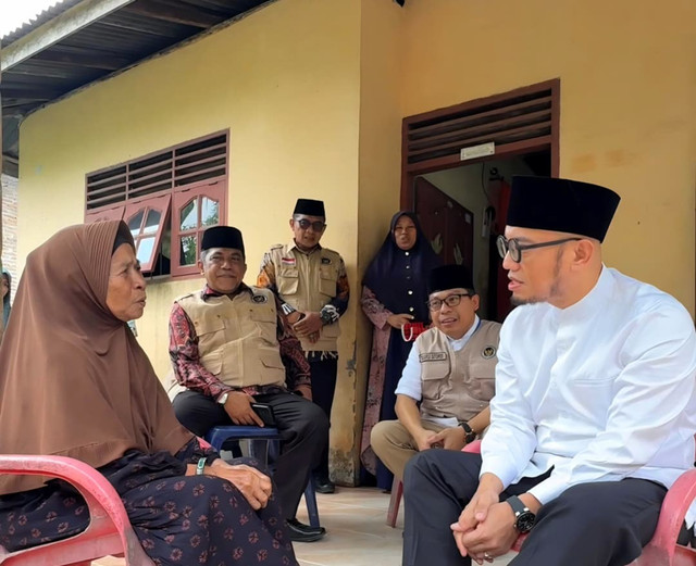 Wamenhaj Dahnil Anzar Simanjuntak saat bertemu Nenek Sania. Foto: Dok. Kemenhaj RI