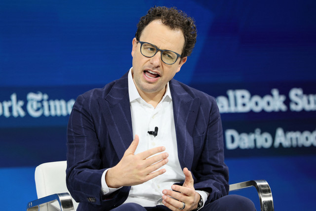 Pendiri dan CEO Anthropic Dario Amodei berpartisipasi dalam New York Times Dealbook Summit 2025 di Jazz at Lincoln Center, Kota New York, pada 3 Desember 2025. Foto: Michael M. Santiago/Getty Images/AFP