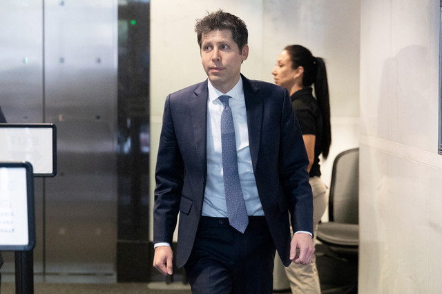 CEO OpenAI Sam Altman tiba di pengadilan Gedung Federal Ronald V. Dellums, Oakland, California, Selasa (12/5/2026). Foto: Benjamin Fanjoy/Getty Images/AFP