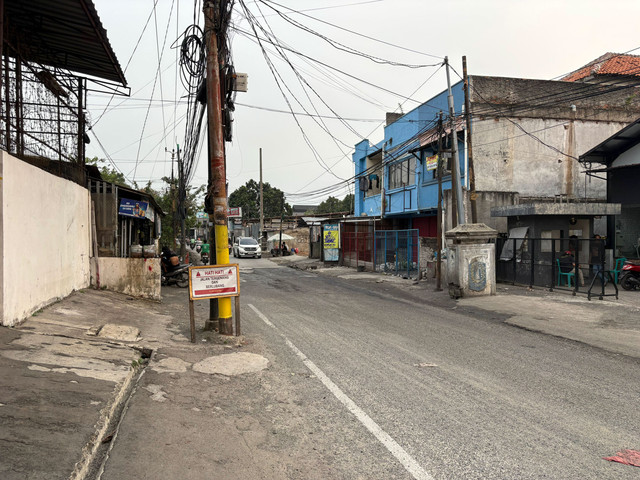 Situasi jalan tergenang dan berlubang di Jl. H. Muchtar Raya, Pesanggrahan, Jakarta Selatan, Minggu (21/6/2026). Foto: Nauval Pratama/kumparan