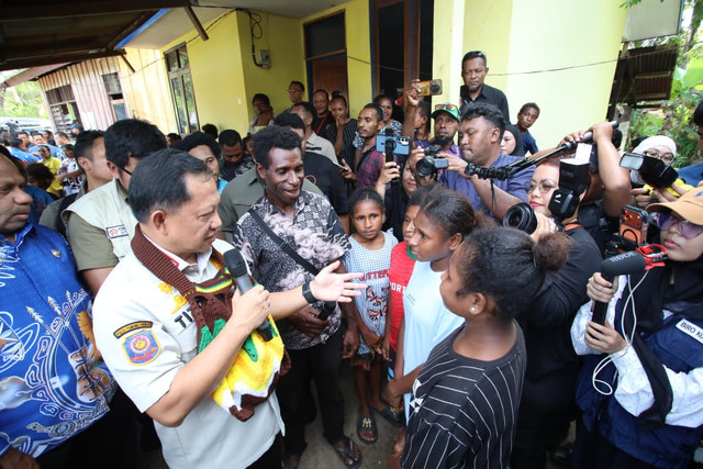 Mendagri Tito Karnavian meninjau pelaksanaan program Bantuan Stimulan Perumahan Swadaya (BSPS) di Kampung Mosso, Muara Tami, Jayapura, Papua, Minggu (21/6/2026). Foto: Dok. Kemendagri
